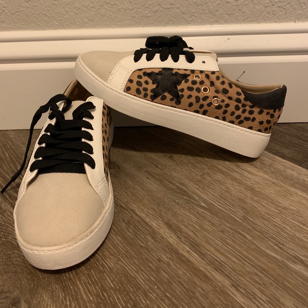 Tennis shoes